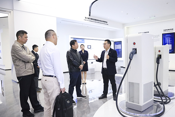 华体会体育股份副董事长、总裁刘作斌向福船集团副总经理李振均一行介绍公司充电产品.jpg